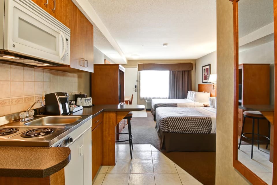 Ramada by Wyndham Ponoka Hotel in Alberta