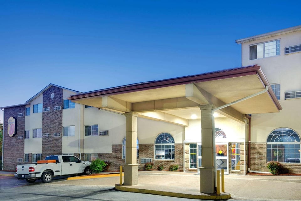 Super 8 By Wyndham Kansas City Hotel in Kansas City
