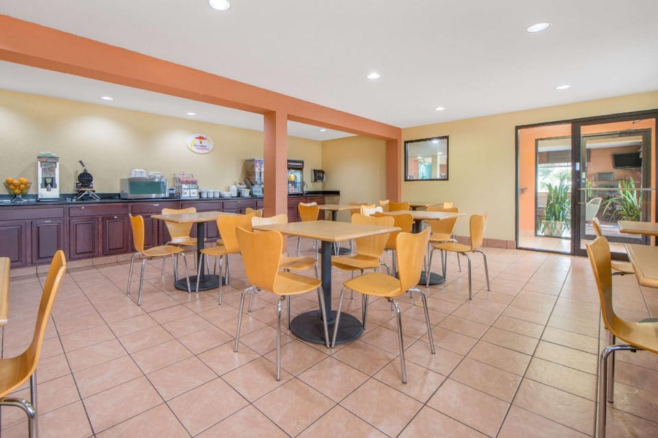 Super 8 by Wyndham Tulsa/Route 66 Hotel in Tulsa