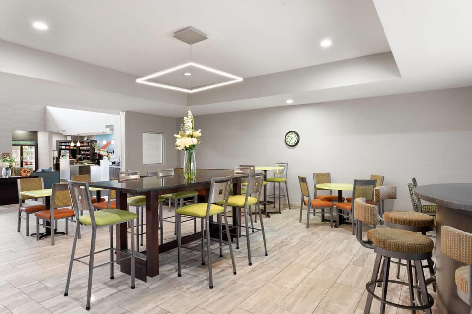 La Quinta Inn & Suites by Wyndham Columbus - Edinburgh Hotel in Columbus