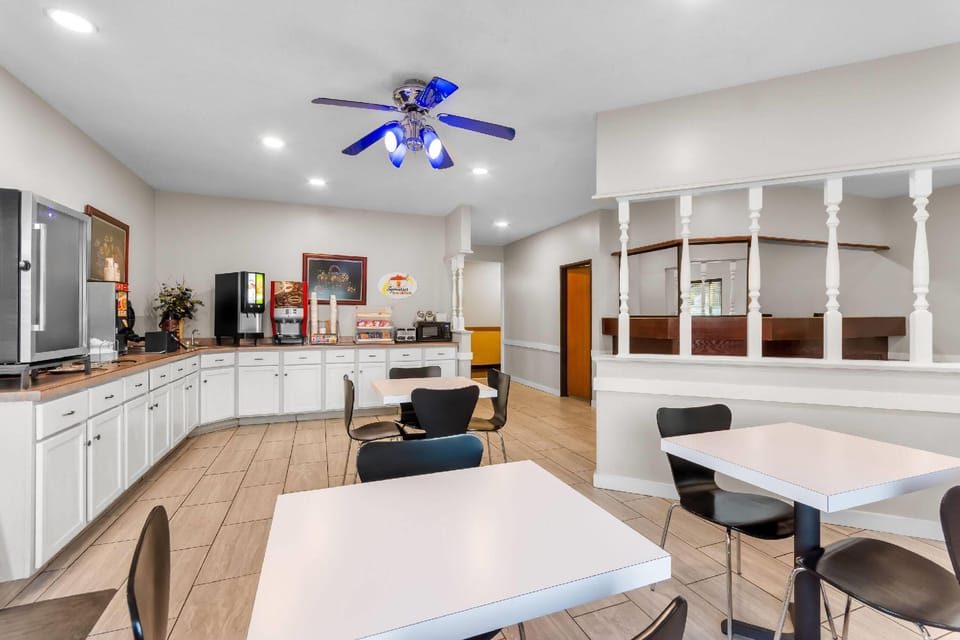 Super 8 by Wyndham Bloomington University Area Hotel in Bloomington