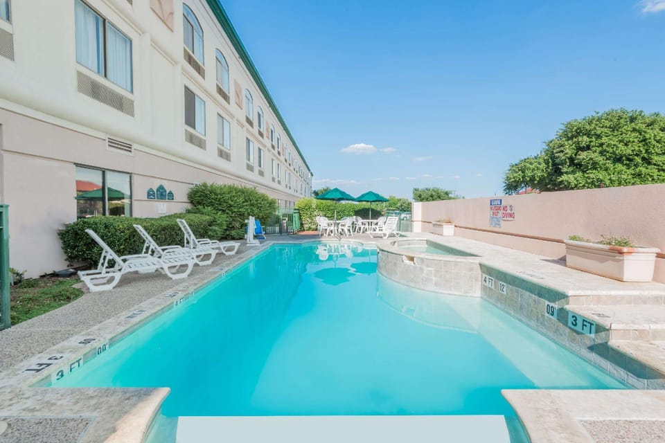 Swimming pool [outdoor]