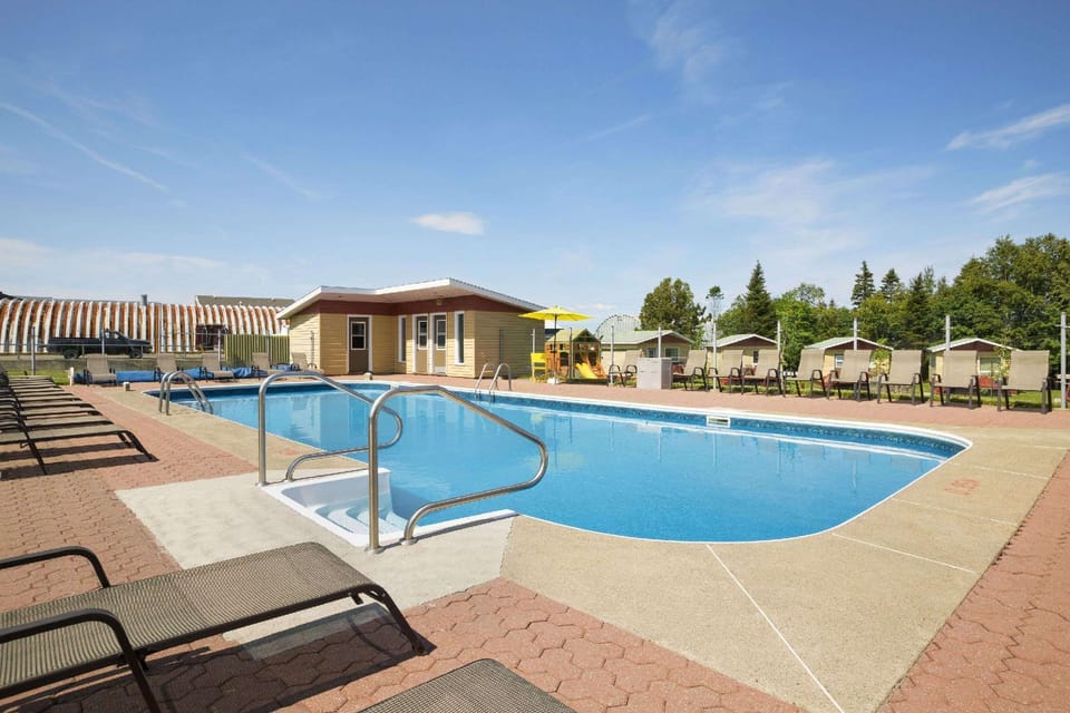 Swimming pool [outdoor]