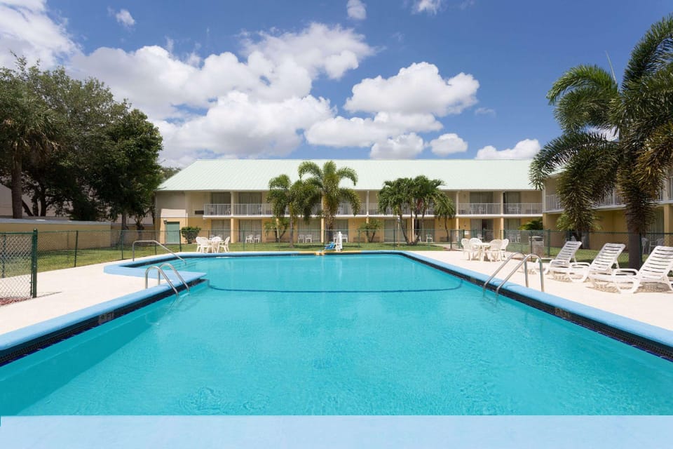 Swimming pool [outdoor]