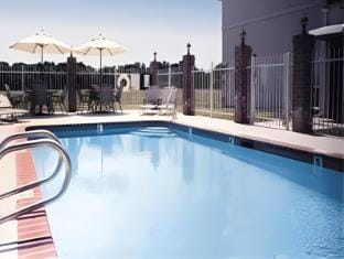 Howard Johnson by Wyndham Scott Lafayette Hotel in Scott
