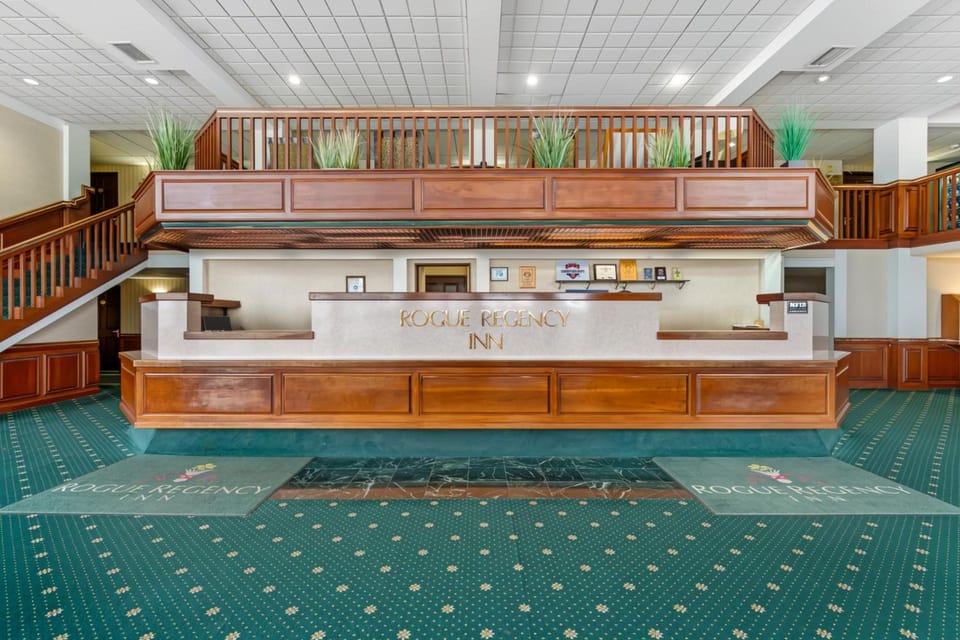 Rogue Regency Inn & Suites Hotel in Medford
