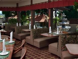 Rogue Regency Inn & Suites Hotel in Medford