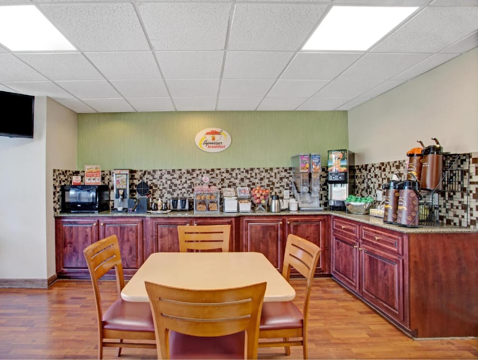 Super 8 By Wyndham Knoxville East Hotel in Knoxville