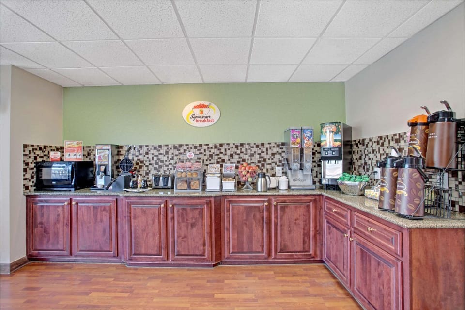 Super 8 By Wyndham Knoxville East Hotel in Knoxville