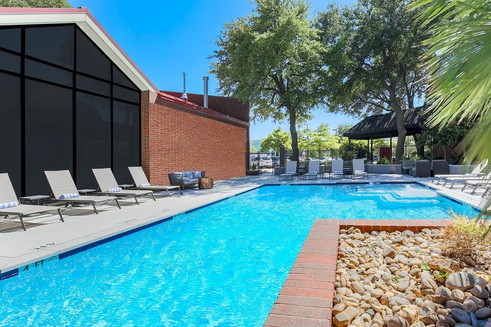 Swimming pool [outdoor]
