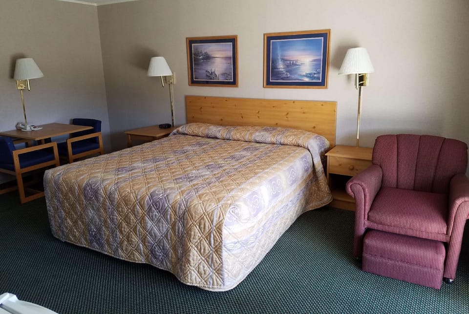 Knights Inn Franklin Hotel in Allegheny River