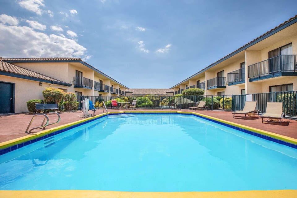 Baymont By Wyndham Tehachapi Hotel in Tehachapi