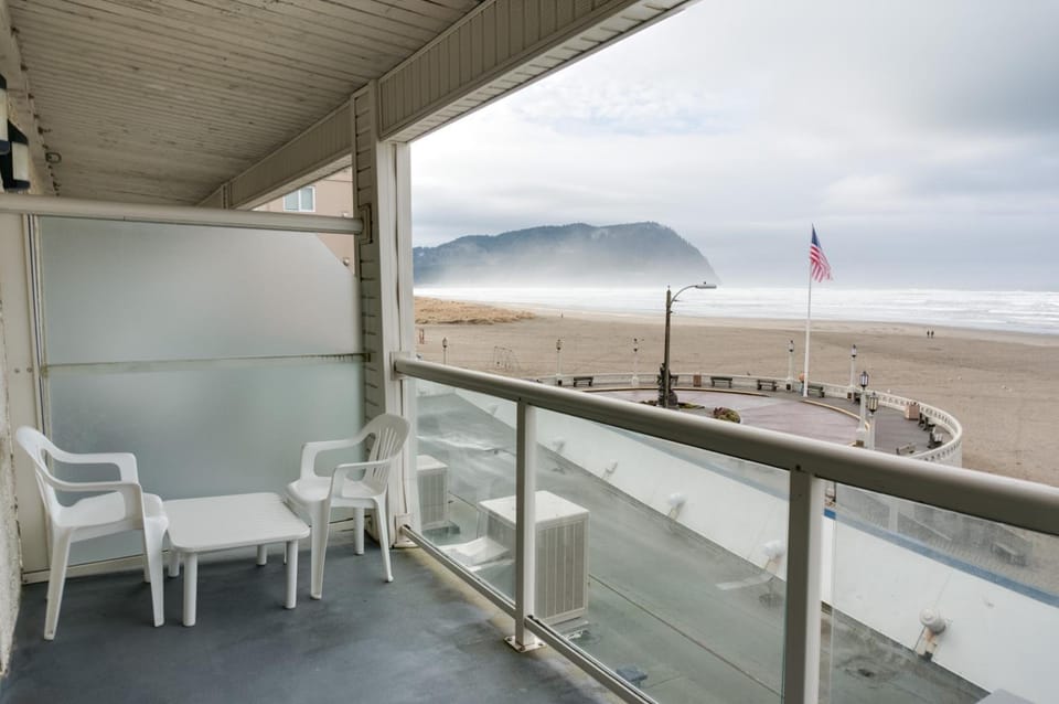 Promenade Inn & Suites Oceanfront Hotel in Seaside