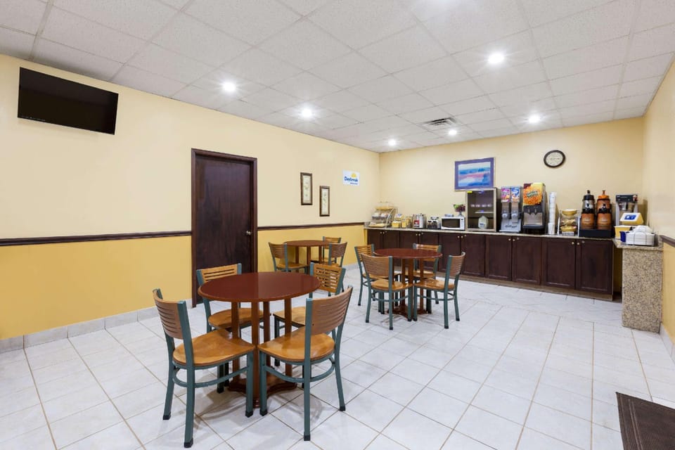 Days Inn by Wyndham Albion Hotel in Ohio