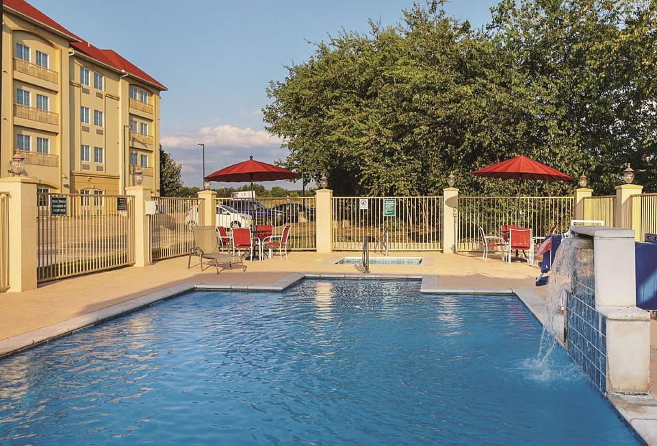 La Quinta Inn & Suites by Wyndham Dallas - Hutchins Hotel in Dallas