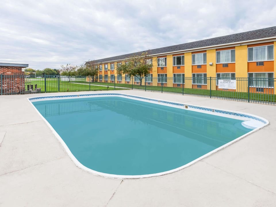 Swimming pool [outdoor]