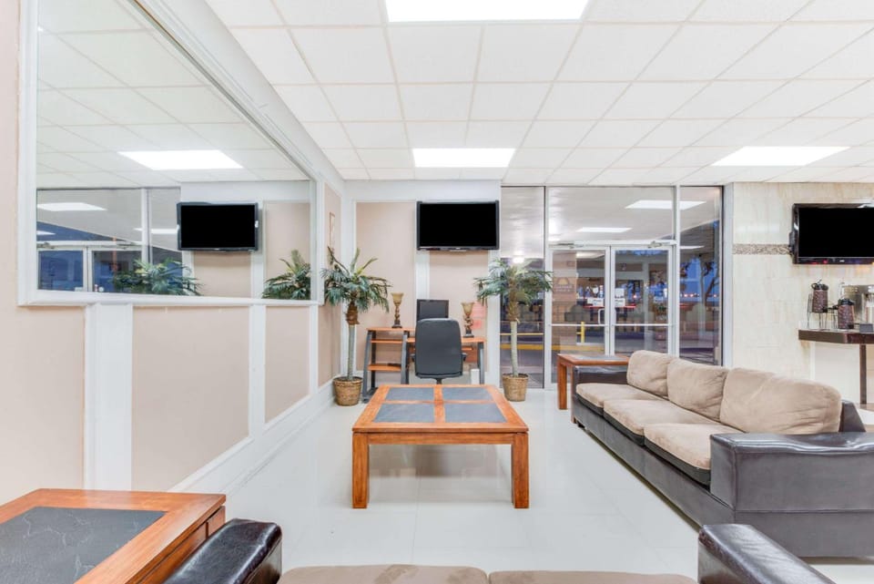 Days Inn & Suites by Wyndham Laredo Hotel in Laredo