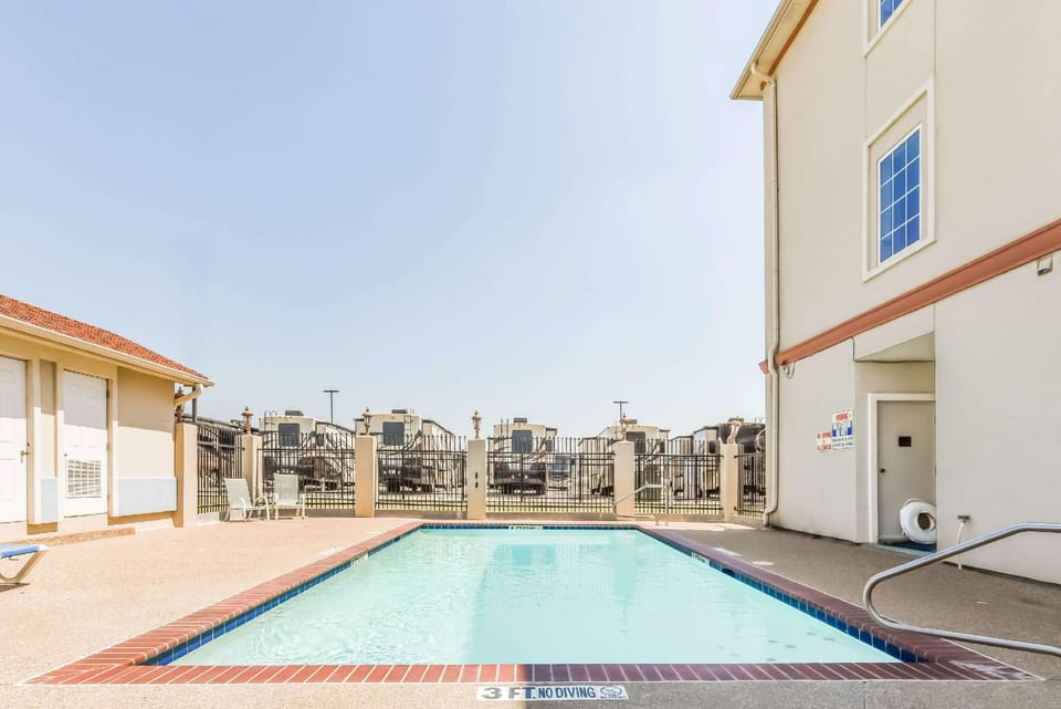 Swimming pool [outdoor]