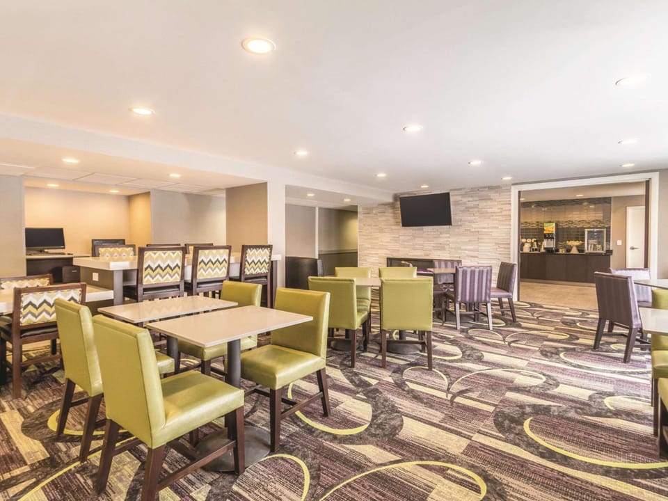 La Quinta Inn & Suites by Wyndham Cleveland - Airport North Hotel in Cleveland Heights