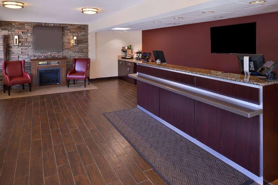 Super 8 by Wyndham Deerfield/Northbrook Hotel in Northbrook