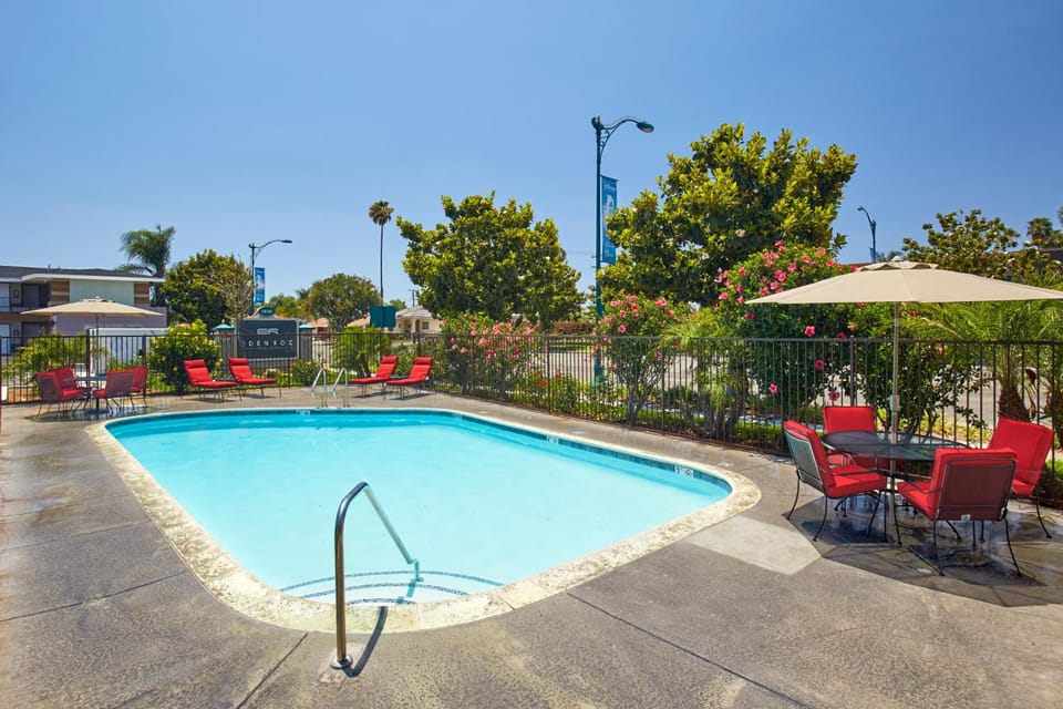 Eden Roc Inn & Suites near the Maingate Motel in Garden Grove