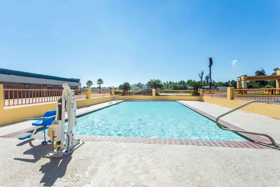 Days Inn by Wyndham Orange Hotel in Texas