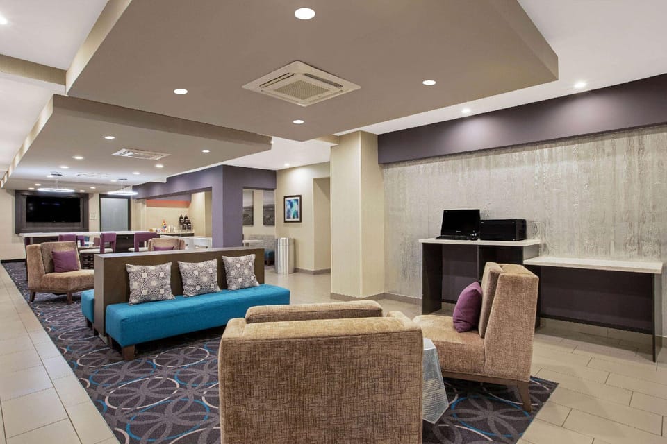 La Quinta Inn & Suites by Wyndham Fayetteville Hotel in Fayetteville