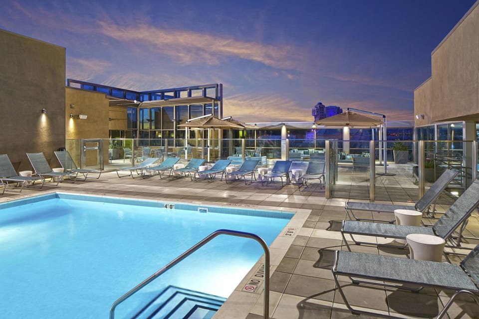Swimming pool [outdoor]
