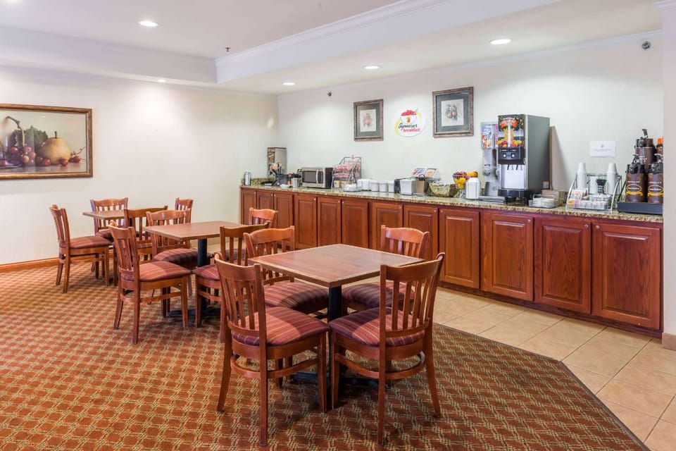 Super 8 By Wyndham St Robert Ft Leonard Wood Area Hotel in Saint Robert