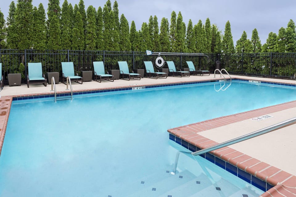 Swimming pool [outdoor]
