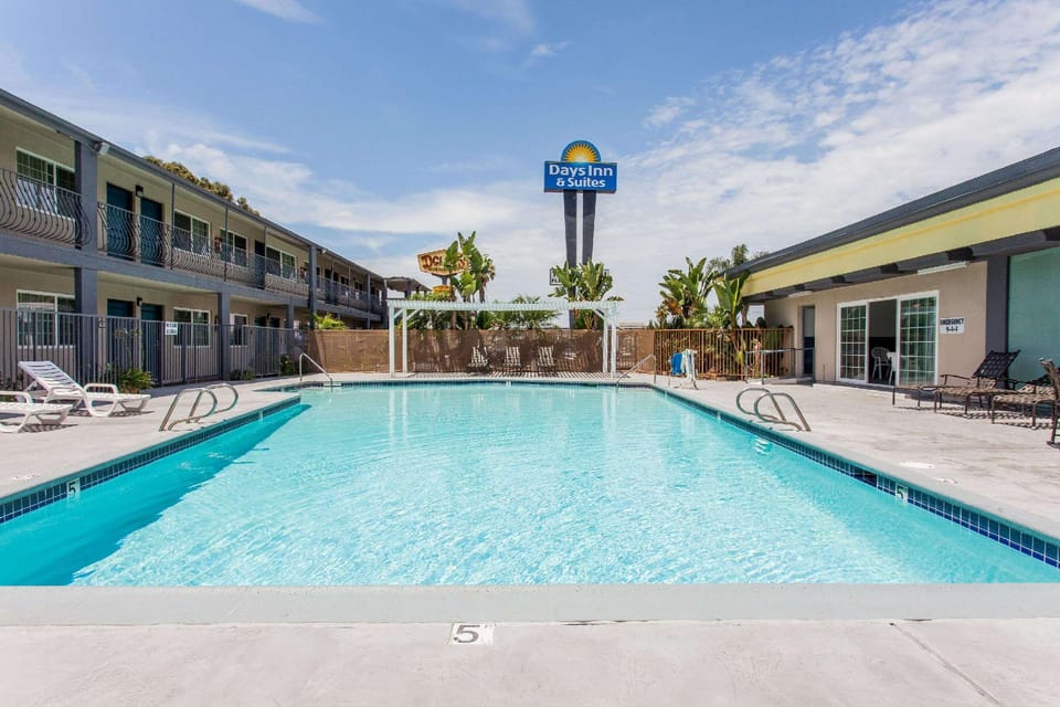 Swimming pool [outdoor]