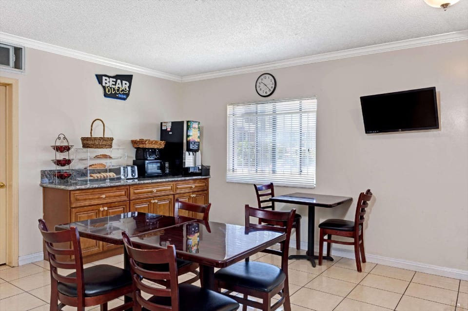 Travelodge by Wyndham Pasadena Central Hotel in Pasadena