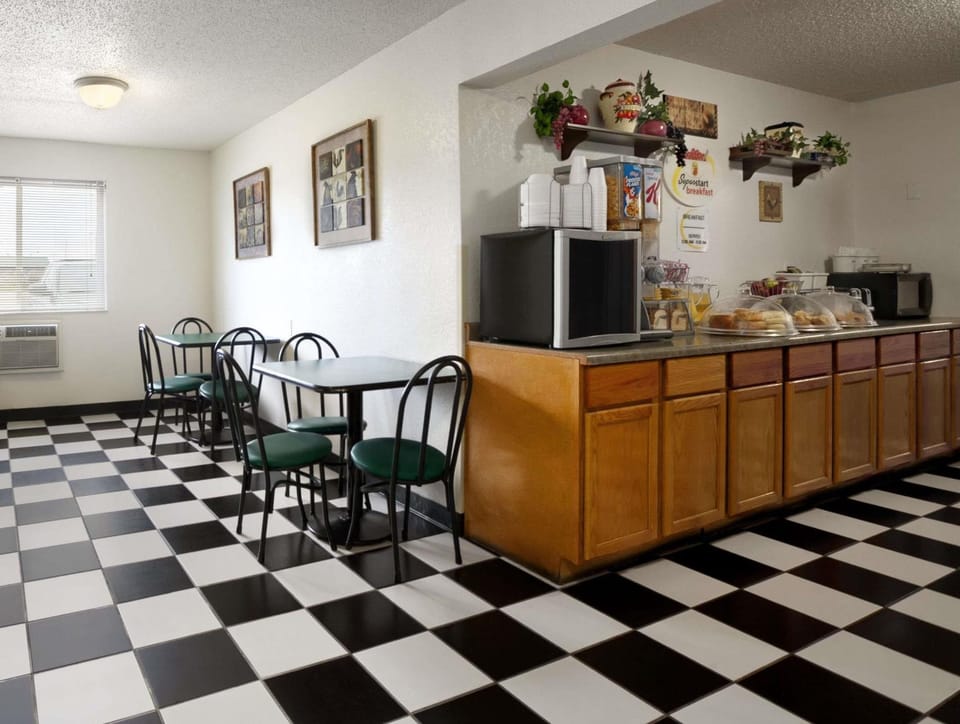 Super 8 By Wyndham Peru Starved Rock State Park Hotel in Illinois