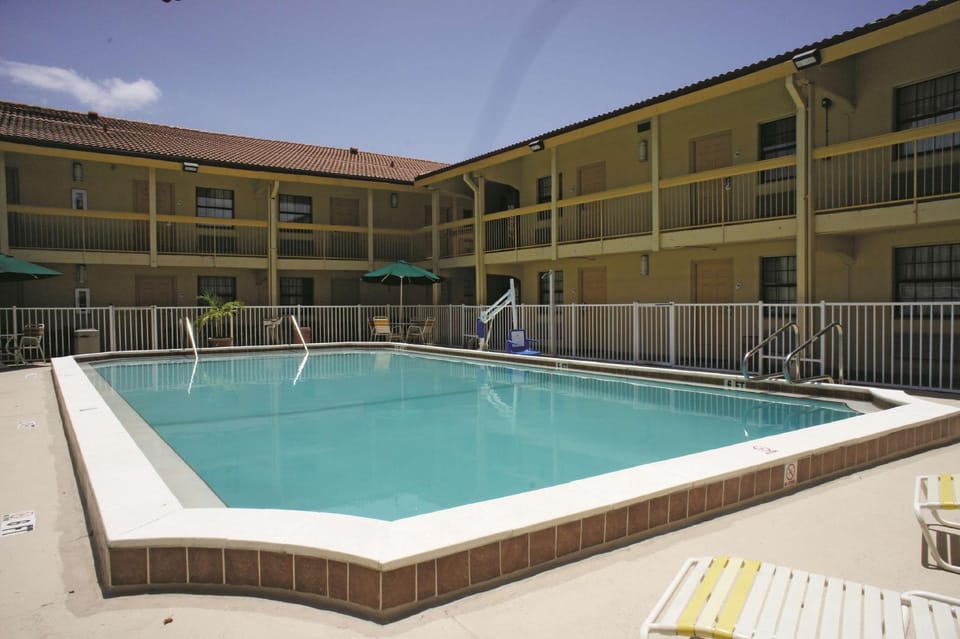 Swimming pool [outdoor]