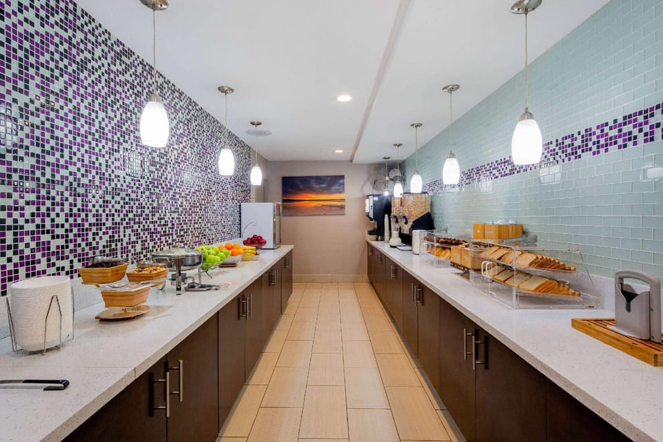 La Quinta Inn & Suites by Wyndham Oakland - Hayward Hotel in San Lorenzo