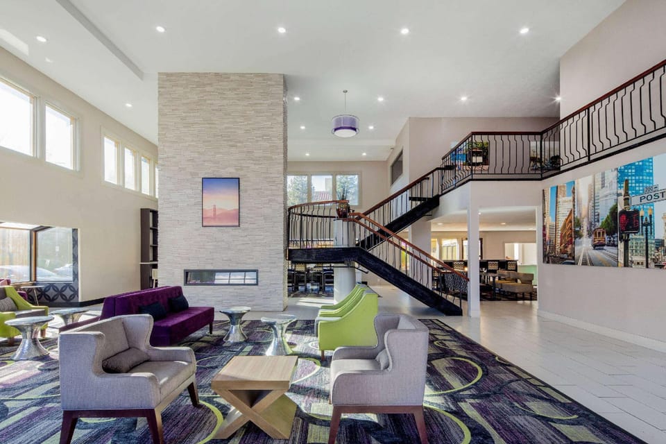 La Quinta Inn & Suites by Wyndham Oakland - Hayward Hotel in San Lorenzo