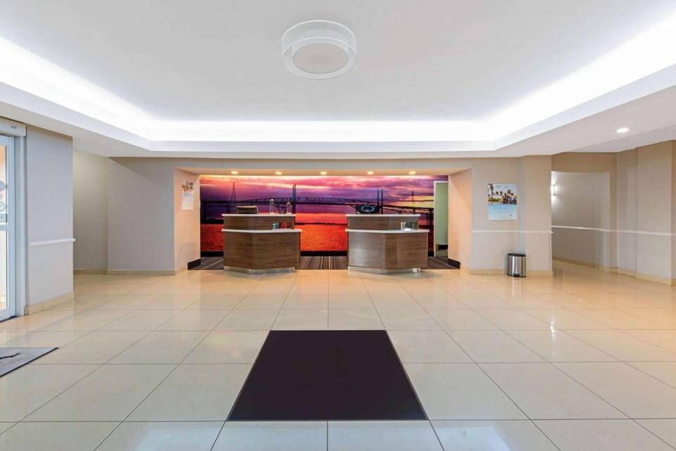 La Quinta Inn & Suites by Wyndham Bridge City Hotel in Port Arthur