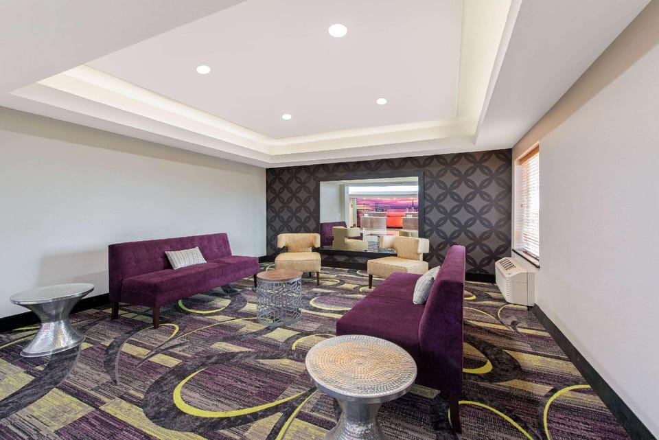 La Quinta Inn & Suites by Wyndham Bridge City Hotel in Port Arthur