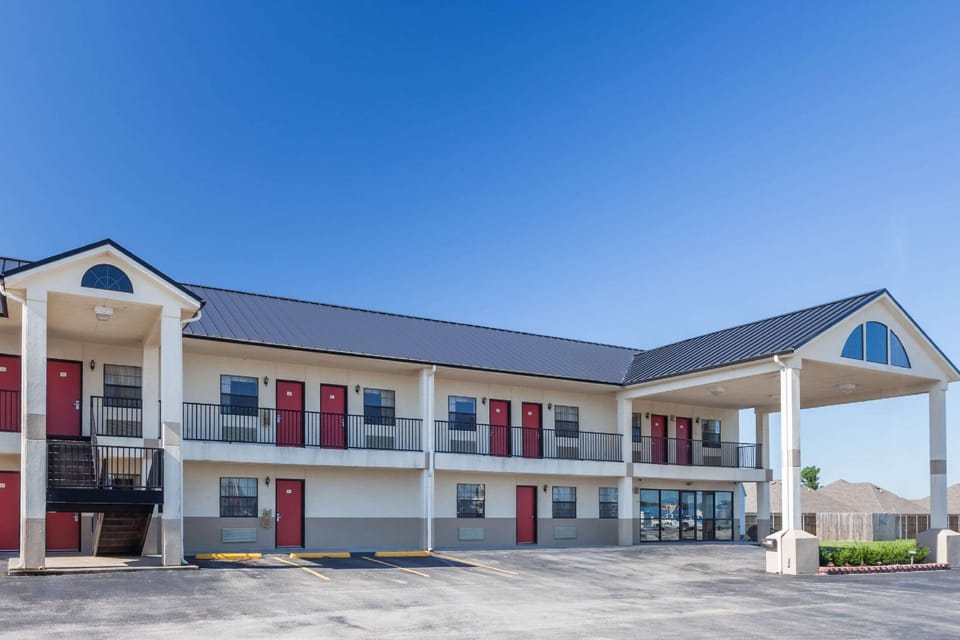 Super 8 By Wyndham Mcalester Motel in McAlester