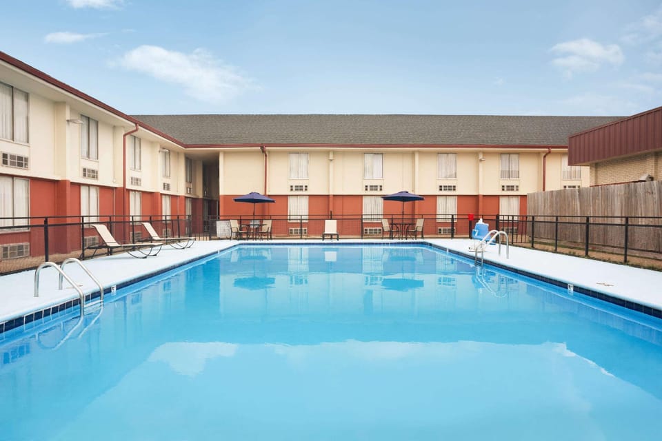 Swimming pool [outdoor]