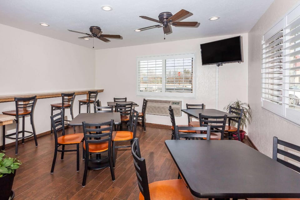 Super 8 By Wyndham Visalia Hotel in Visalia