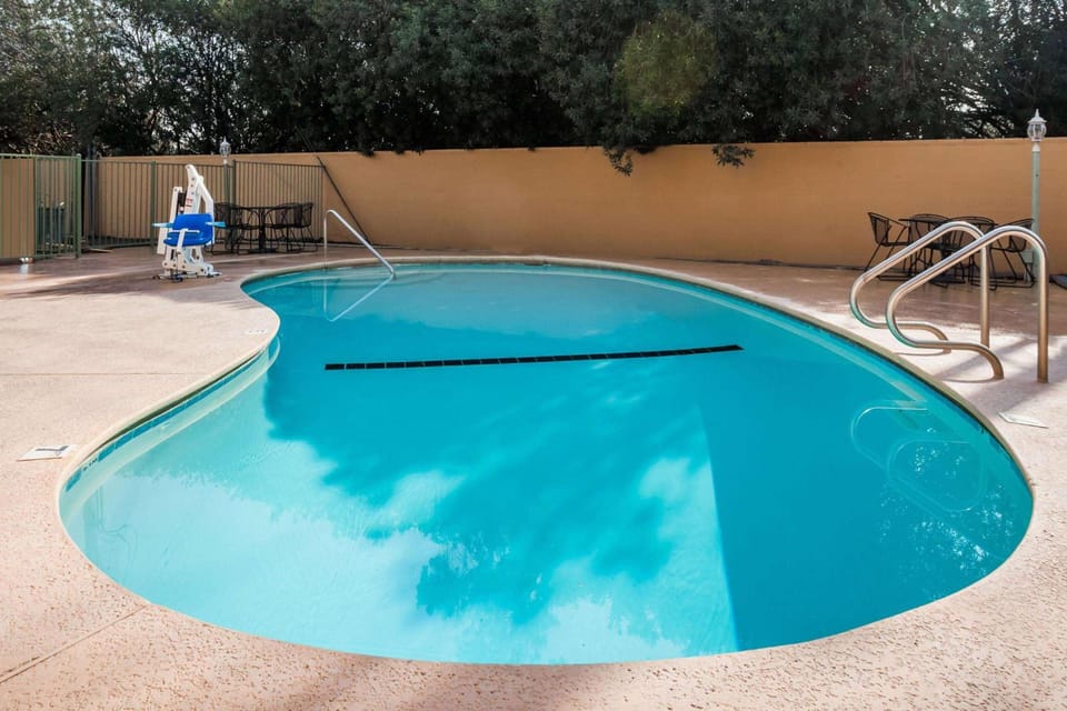 Super 8 By Wyndham Visalia Hotel in Visalia