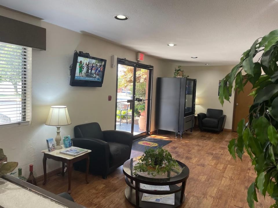 Super 8 By Wyndham Lebanon Hotel in Ozark Mountains