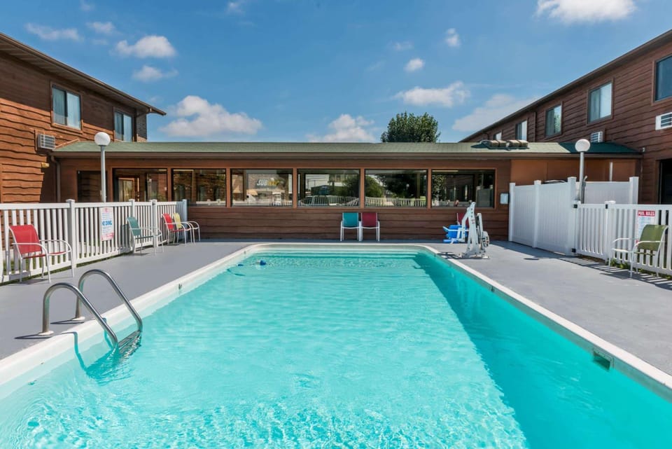 Super 8 By Wyndham Lebanon Hotel in Ozark Mountains
