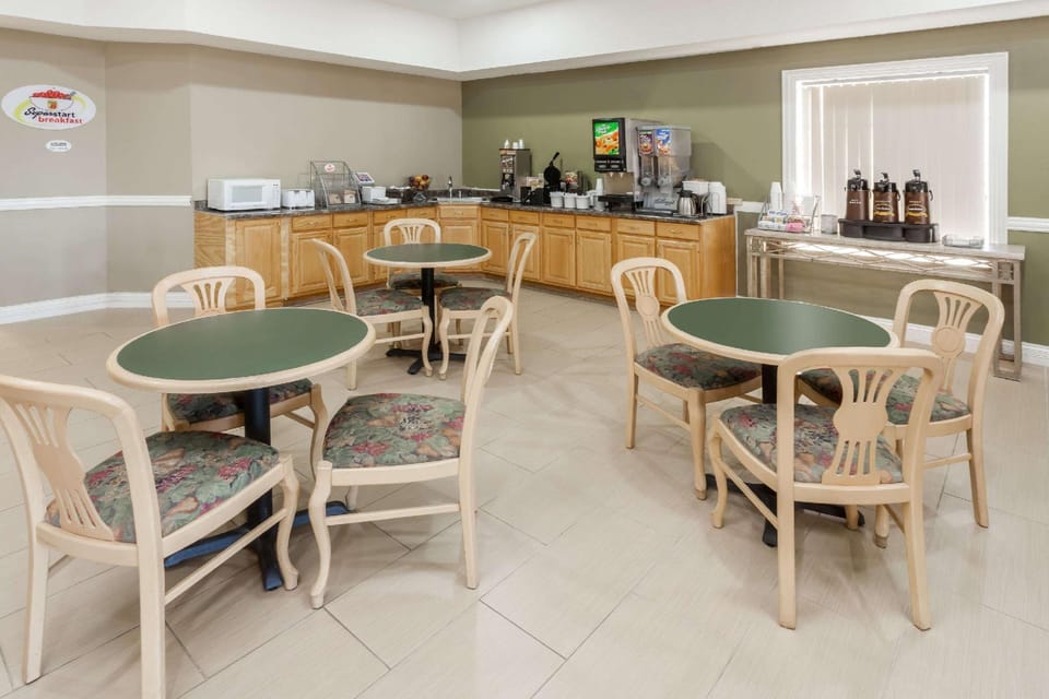 Super 8 By Wyndham Rochester Hotel in Indiana