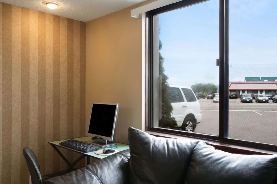 Super 8 By Wyndham Eau Claire Wi Hotel in Eau Claire