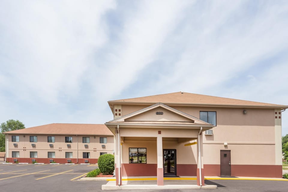 Super 8 By Wyndham Rock Falls Sterling Area Hotel in Illinois