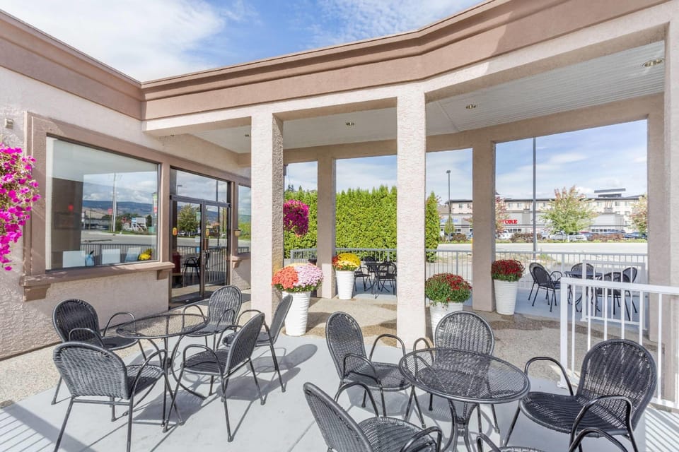 Super 8 By Wyndham Kelowna Bc Hotel in Kelowna