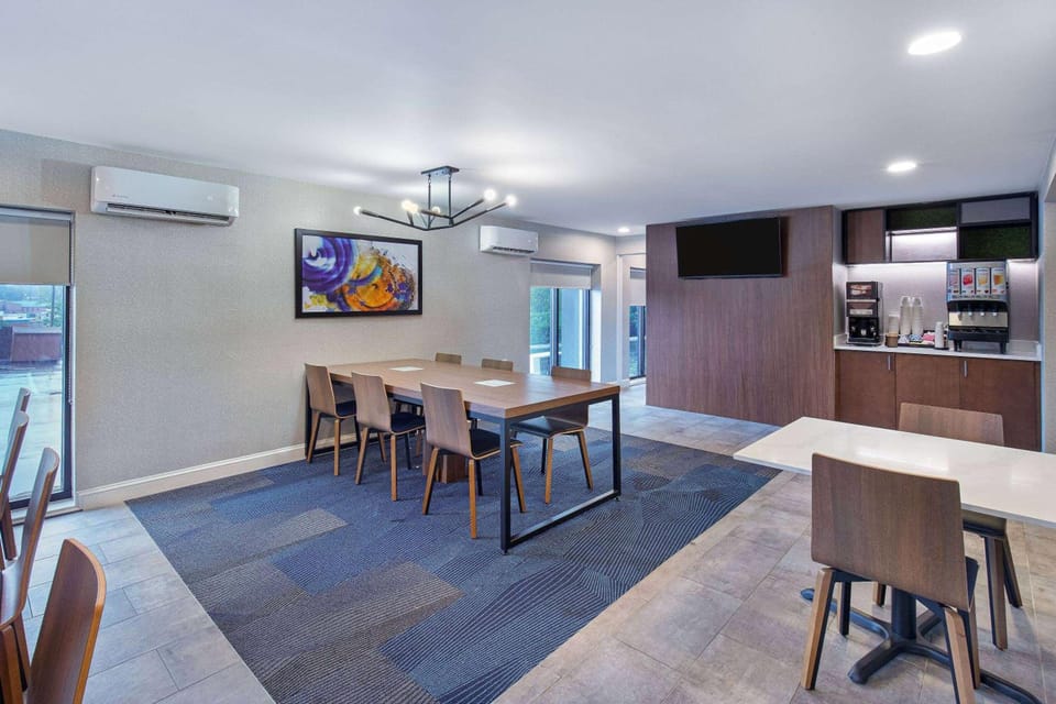 La Quinta Inn & Suites by Wyndham Nashville Airport Hotel in Nashville