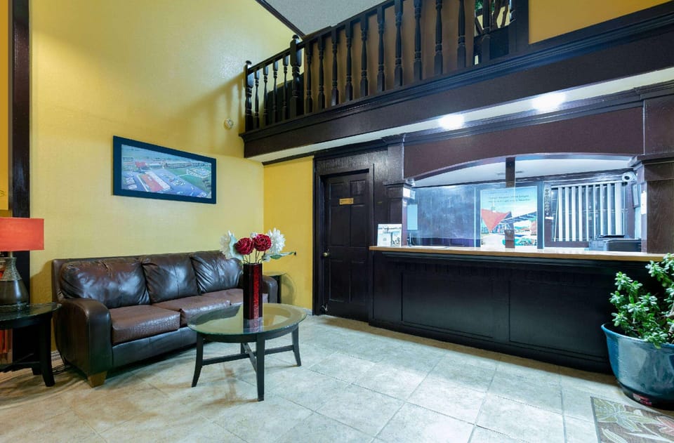 Howard Johnson by Wyndham San Marcos Hotel in San Marcos